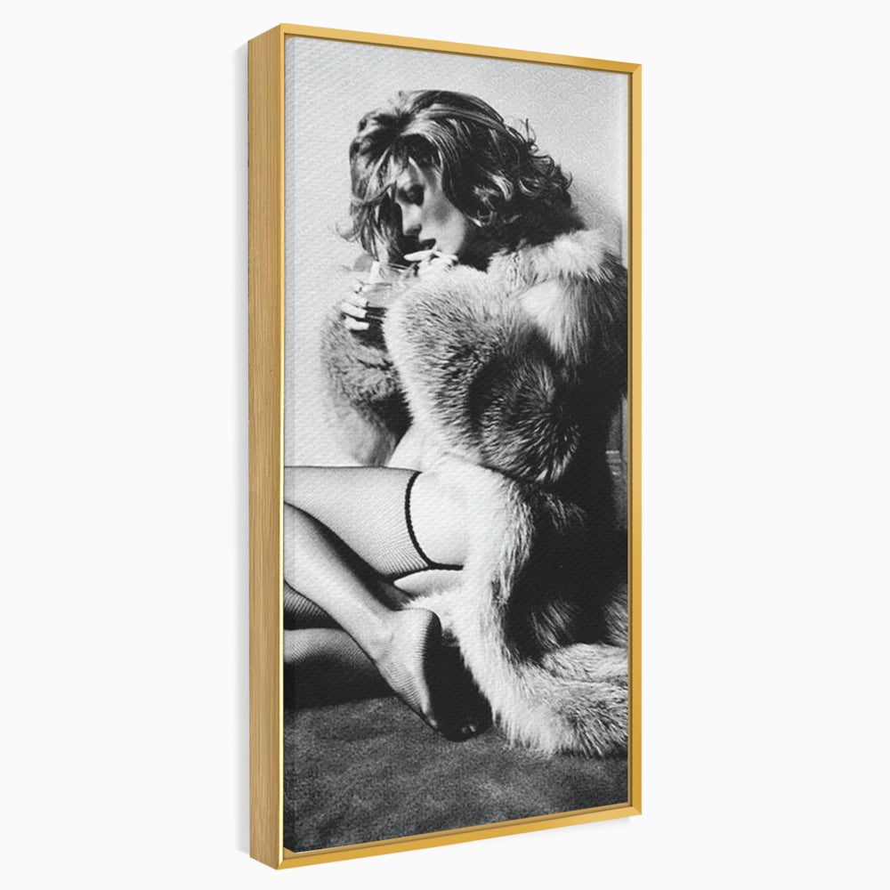 Tablou canvas cu tablou portret femeie retro cu blana, in rama de aluminiu auriu